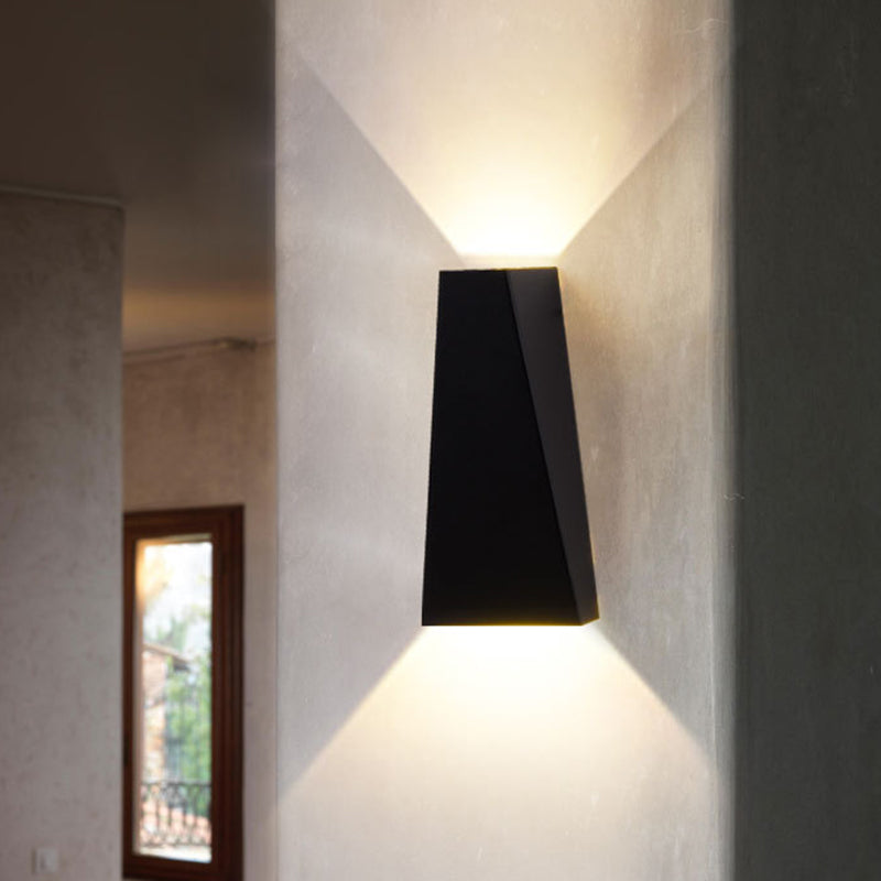 Avelena | Nordic Led Deckenwandleuchte Schwarz/Weiß Dreieckige Led Wandleuchte mit Metallschirm für Balkon, Warm/Weiß Licht