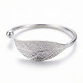 Damen Armreif mit Blattmotiv in Offener Form Silberfarben | Shop Nory