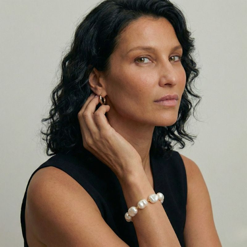 Damen Perlenarmband mit Unregelmäßigen Perlen & Goldfarbener Kette | Shop Nory