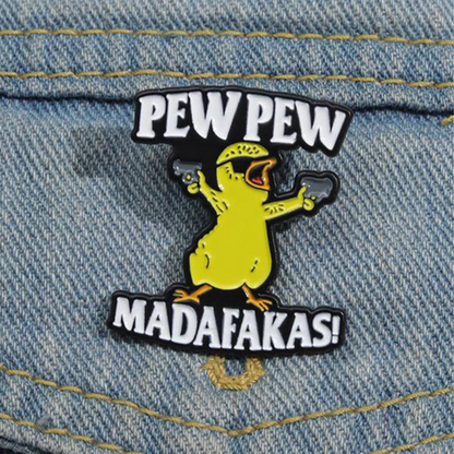 Avelena | Brief & Cartoon-Ente Design Brosche