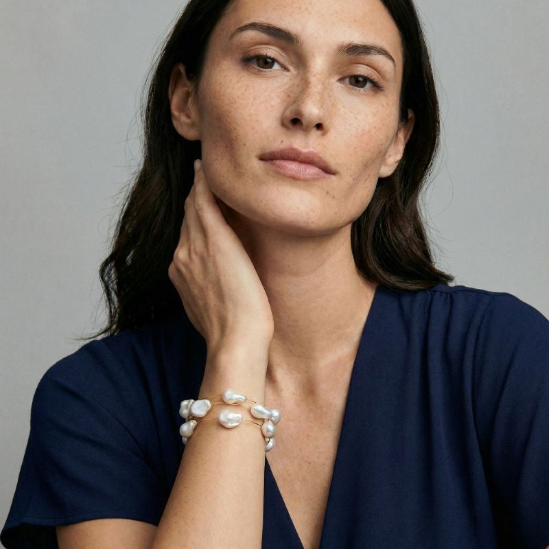 Süßwasserperlenarmband mit unregelmäßigen Perlen auf goldfarbenem Draht