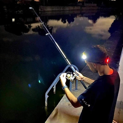 Avelena | Scheinwerfer mit roten Warnleuchten bei Nacht