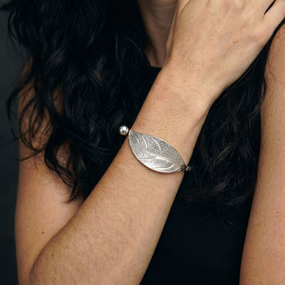 Damen Armreif mit Blattmotiv in Offener Form Silberfarben | Shop Nory