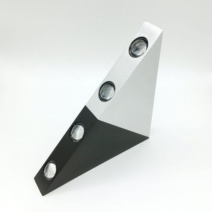 Avelena | TriLumina Prisma LED Wandleuchte | Kreatives Pyramidendesign | Aluminium & Acryl | Farbige Lichtoptionen
