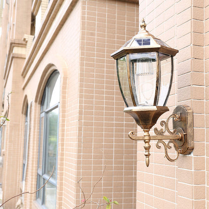 Avelena | Vintage House Shaped Solar Wandlamp Metallisch LED Wandmontierte Lampe mit Glasschirm für Außenbereich