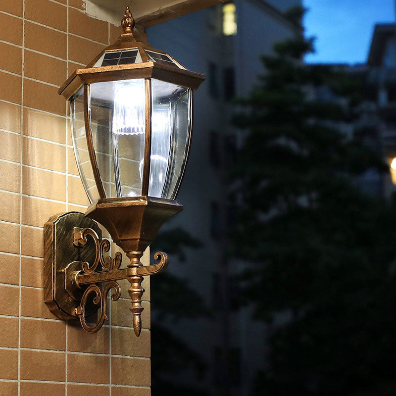 Avelena | Vintage House Shaped Solar Wandlamp Metallisch LED Wandmontierte Lampe mit Glasschirm für Außenbereich