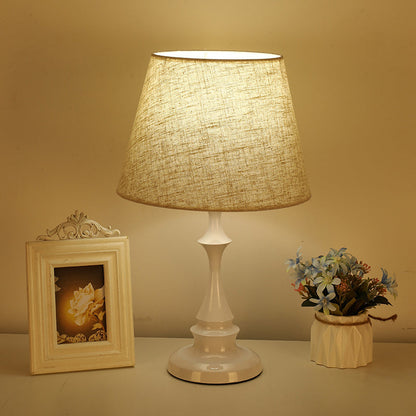 Avelena | Baluster Eisen Nachttischlampe Minimalismus 1-Licht Bettlampe mit Konischem Stoffschirm