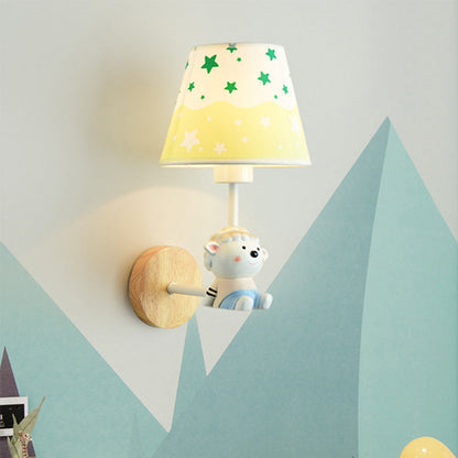 Avelena | Zeitgenössische Wandleuchte mit Konischer Shade Einzelne Licht Holz Wandlampe mit Tier für Teenager