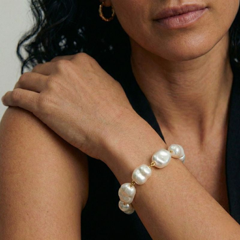 Damen Perlenarmband mit Unregelmäßigen Perlen & Goldfarbener Kette | Shop Nory