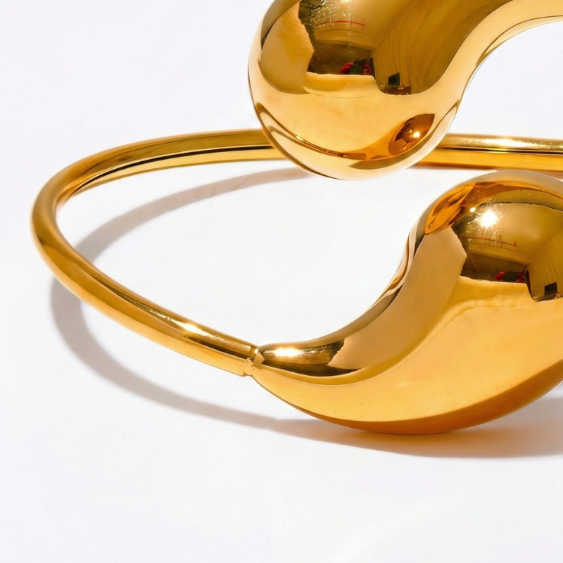 Damen Gedrehter Armreif mit Kugelenden in Offener Form Goldfarben | Shop Nory