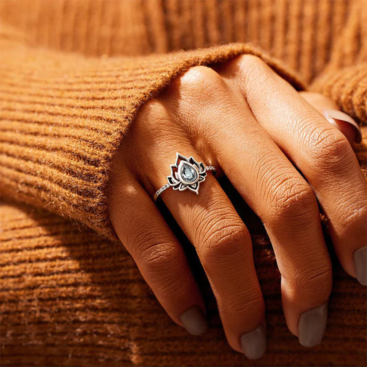 Avelena | Zierlicher Lotus-Ring