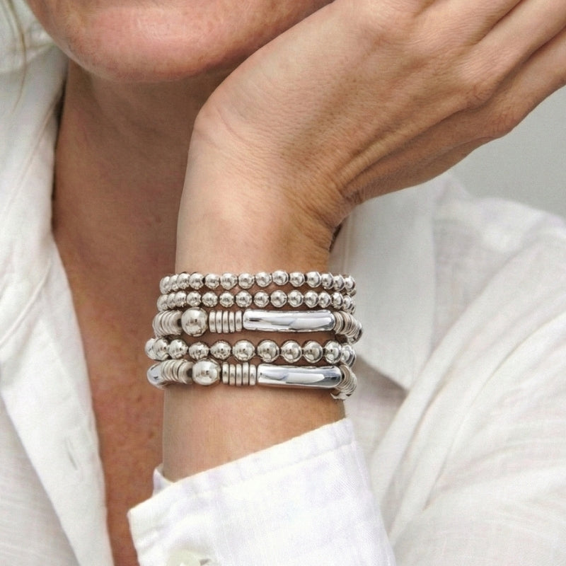 Silberfarbenes Damen-Armband-Set mit Kugelperlen und Stabelementen, getragen am Handgelenk und in Detailansicht dargestellt