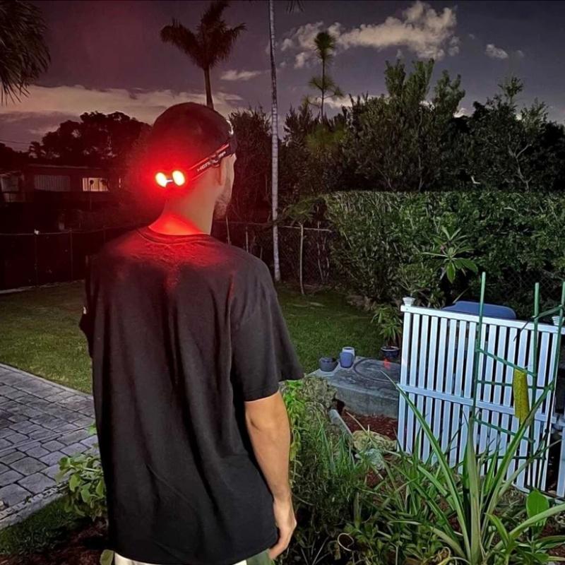 Avelena | Scheinwerfer mit roten Warnleuchten bei Nacht