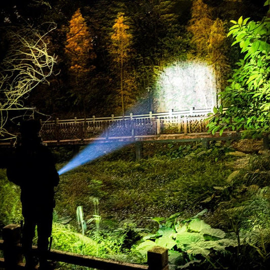 Avelena | Tragbare Taschenlampe mit starker Lichtfokussierung