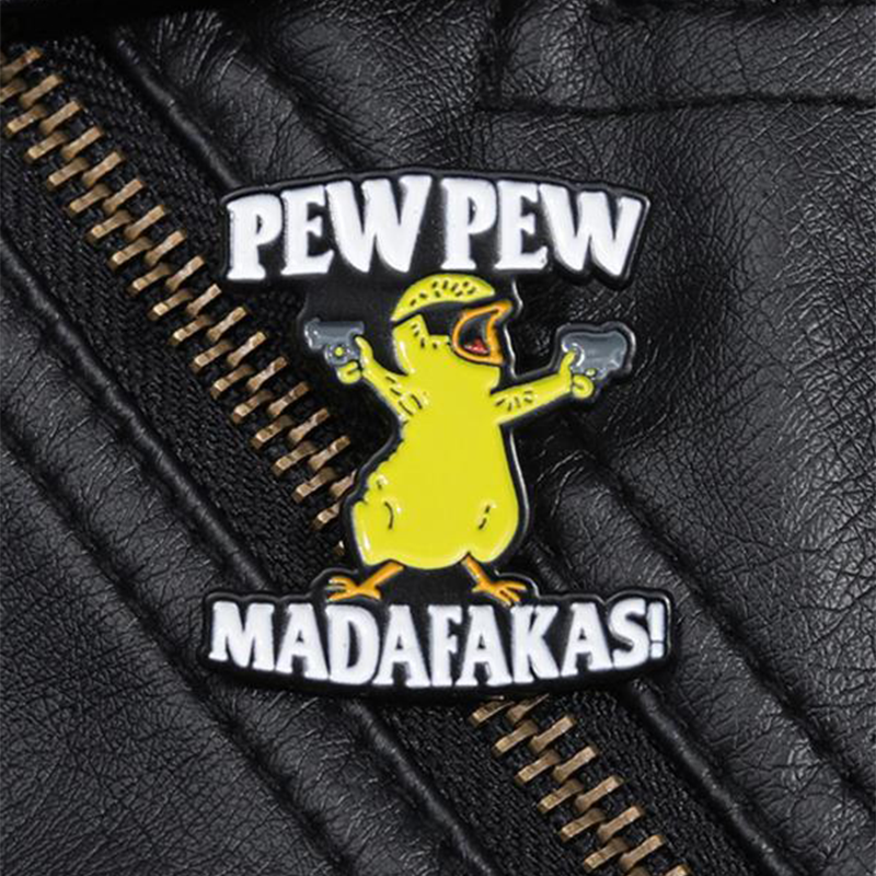 Avelena | Brief & Cartoon-Ente Design Brosche