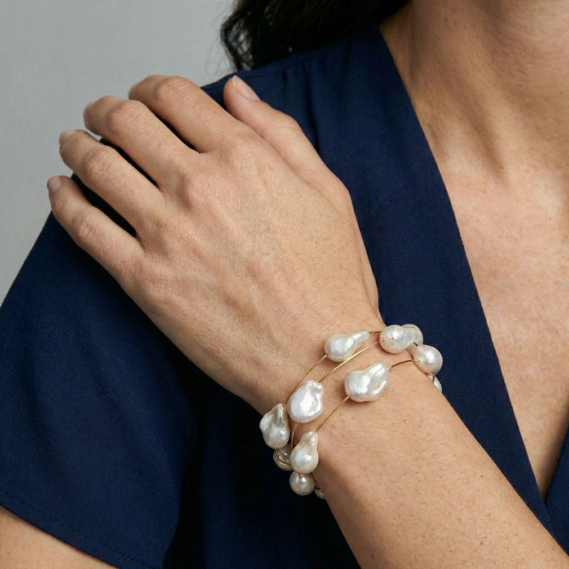 Süßwasserperlenarmband mit unregelmäßigen Perlen auf goldfarbenem Draht