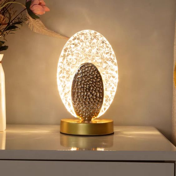 Avelena | Moderne & Luxus Pfau Tischlampe - CrystalGlow