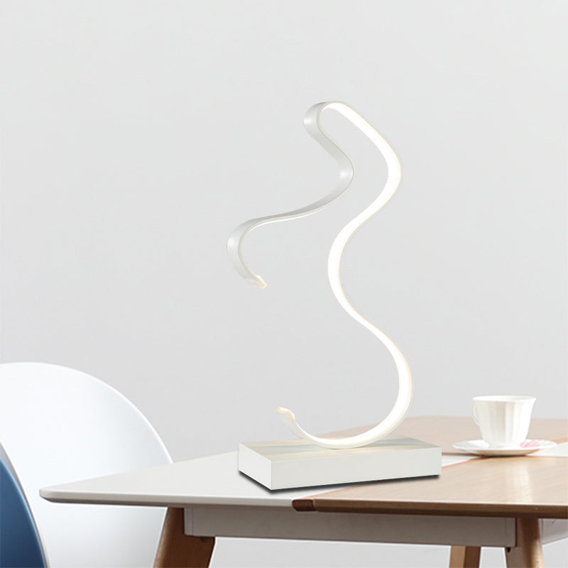 Avelena | Curvy Akril Aufgabenbeleuchtung Minimalismus Led Weiß Kleine Schreibtischlampe In Weiß/Warmem Licht für Schlafzimmer