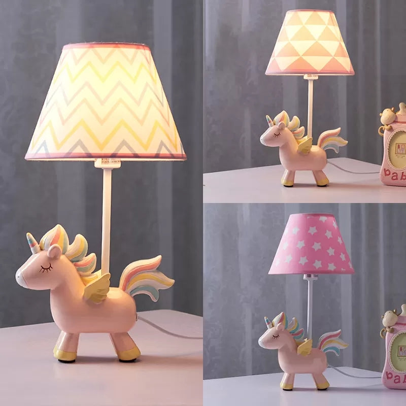 Avelena | Tier Einhorn Schreibtischlampe Harz 1 Licht Rosa Schreibtischlicht mit Stoffschirm für Mädchenzimmer
