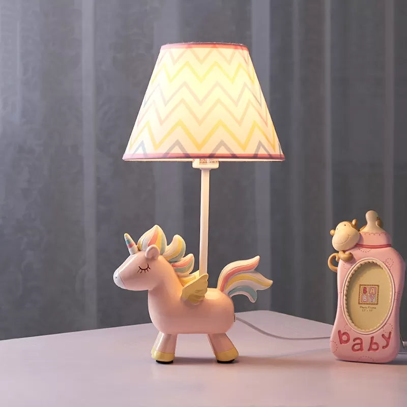 Avelena | Tier Einhorn Schreibtischlampe Harz 1 Licht Rosa Schreibtischlicht mit Stoffschirm für Mädchenzimmer