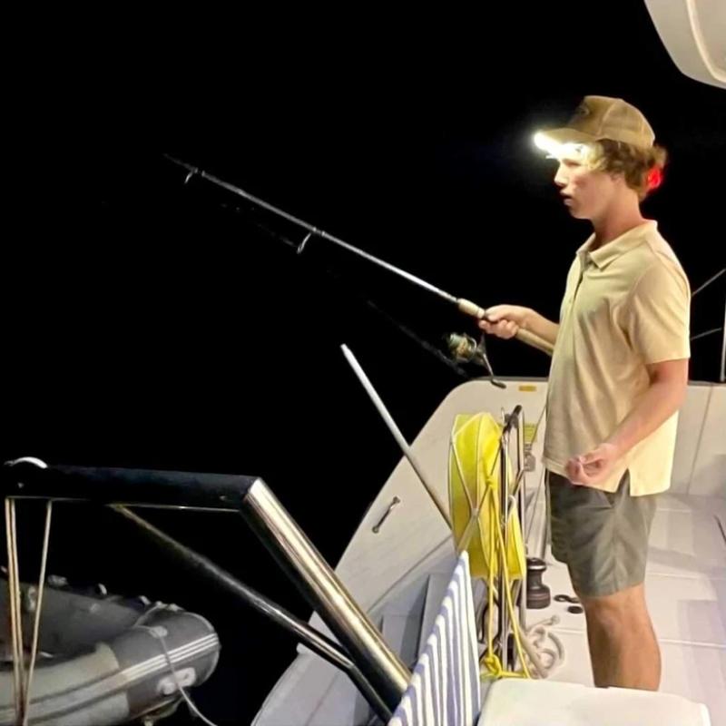 Avelena | Scheinwerfer mit roten Warnleuchten bei Nacht