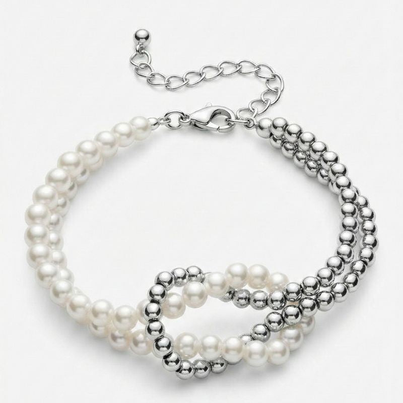 Damen-Doppelarmband mit Perlen und silberfarbenen Kugelperlen, getragen am Handgelenk und in Detailansicht dargestellt