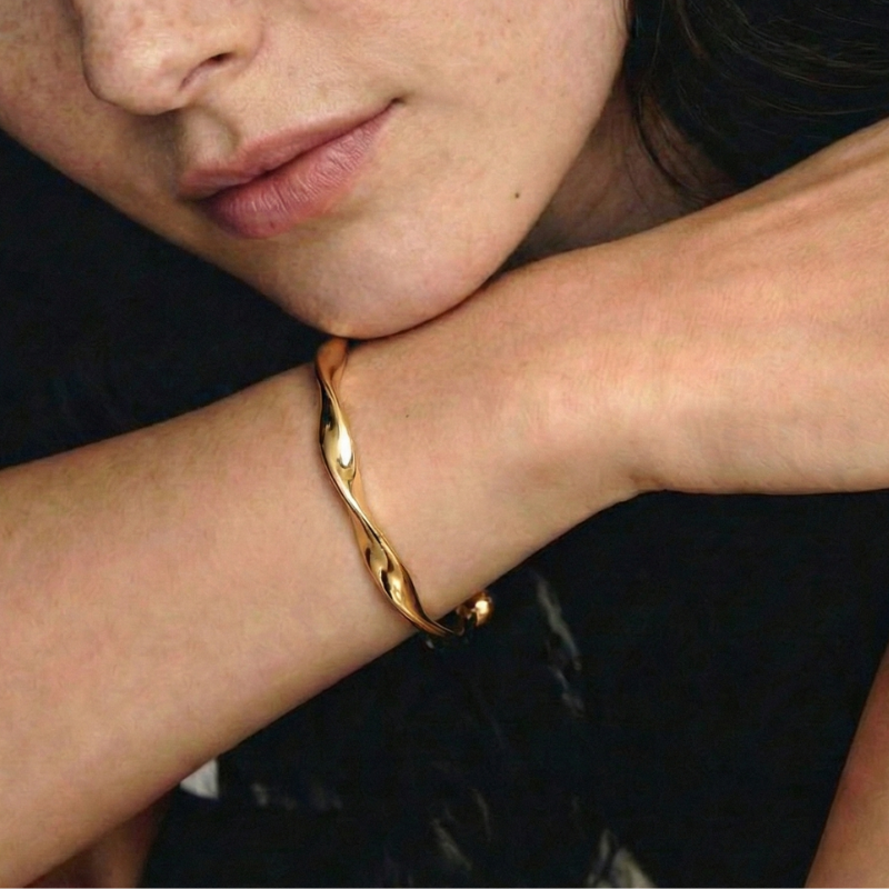 Damen Gedrehter Offener Armreif mit Kugelenden in Goldoptik | Shop Nory