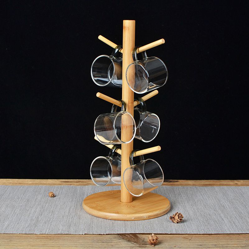 Tassenständer aus Holz mit mehreren aufgehängten Glastassen vor dunklem Hintergrund.