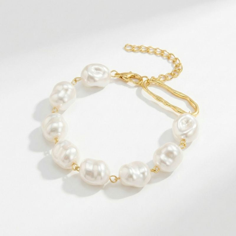 Damen-Perlenarmband mit unregelmäßig geformten Perlen und goldfarbener Kette, getragen am Handgelenk und in Detailansicht dargestellt