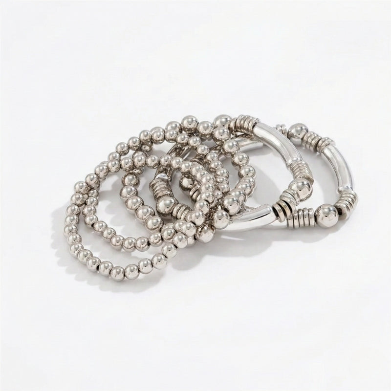 Silberfarbenes Damen-Armband-Set mit Kugelperlen und Stabelementen, getragen am Handgelenk und in Detailansicht dargestellt