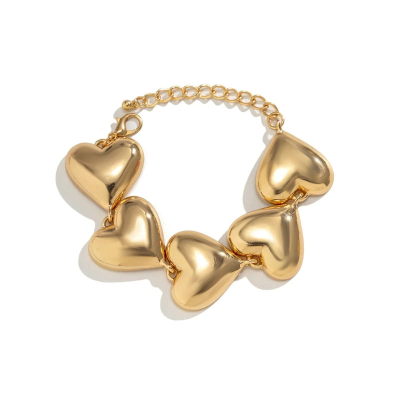 Damenarmband mit polierten Herzgliedern aus Metall in Gold- oder Silberoptik, am Handgelenk getragen und in Detailansicht dargestellt