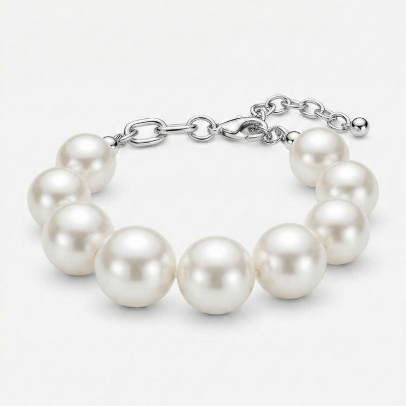 Damen-Perlenarmband mit großen Kugelperlen, getragen am Handgelenk und in Nahaufnahme dargestellt