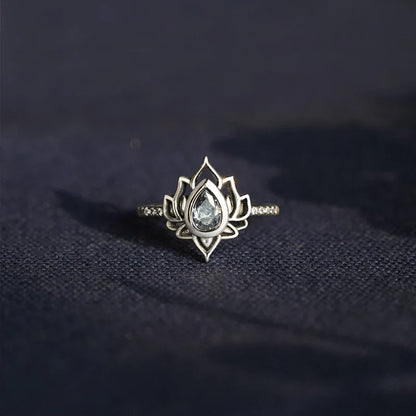 Avelena | Zierlicher Lotus-Ring