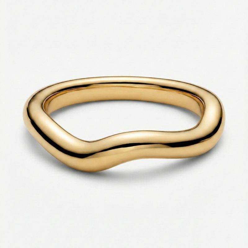 Goldfarbener Damen-Armreif mit geschwungenem Design, getragen am Handgelenk und in Detailansicht dargestellt