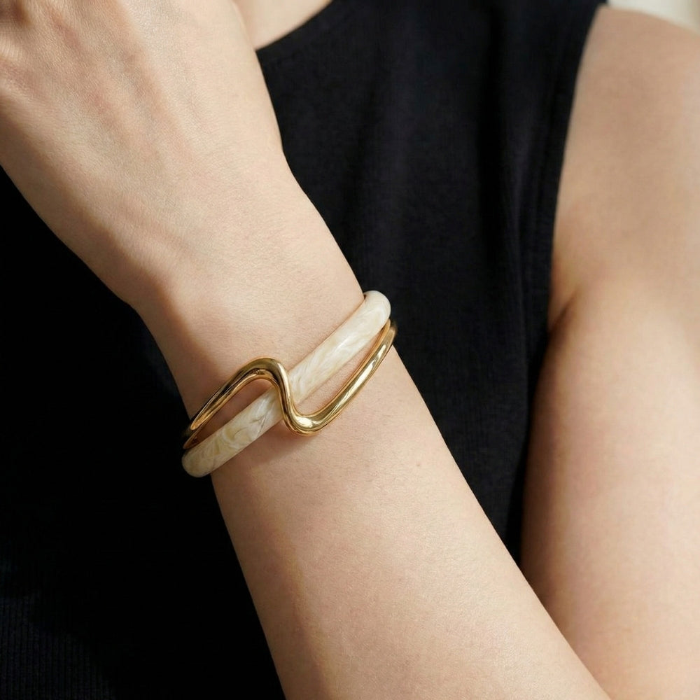 Damen Offener Armreif mit Marmoroptik und Wellenform | Shop Nory