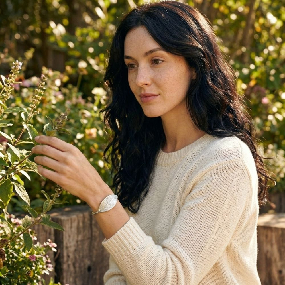 Damen Armreif mit Blattmotiv in Offener Form Silberfarben | Shop Nory