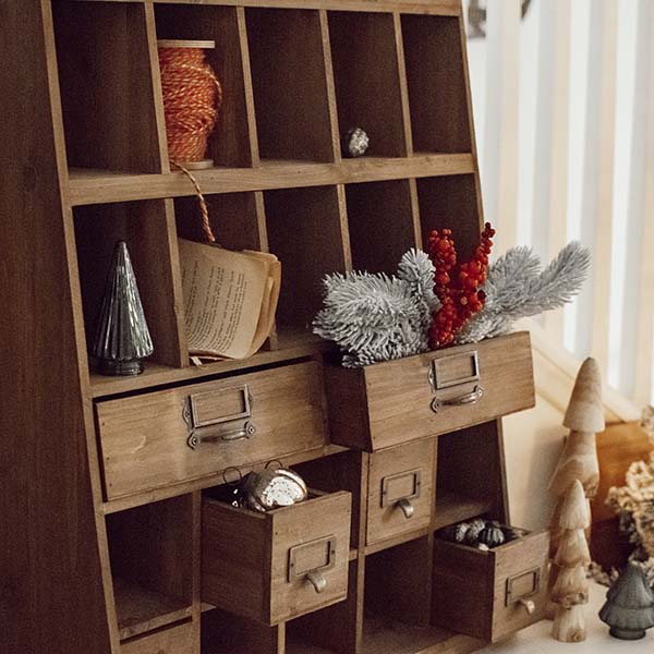 Avelena | Alte Apotheker Schrank mit Raum