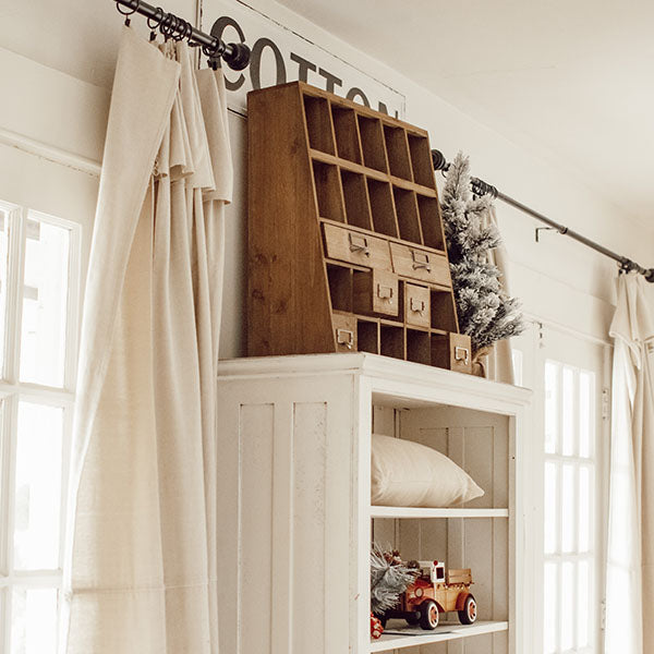 Avelena | Alte Apotheker Schrank mit Raum