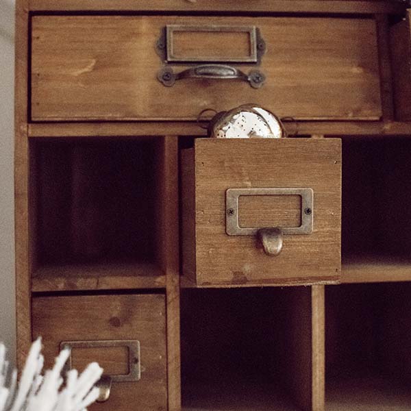Avelena | Alte Apotheker Schrank mit Raum