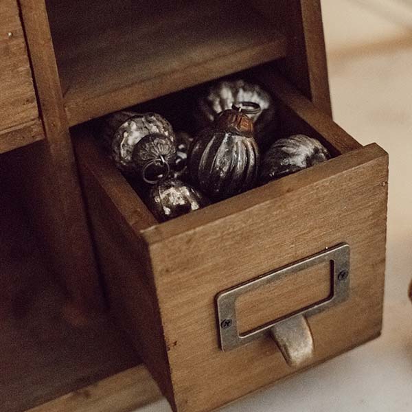 Avelena | Alte Apotheker Schrank mit Raum