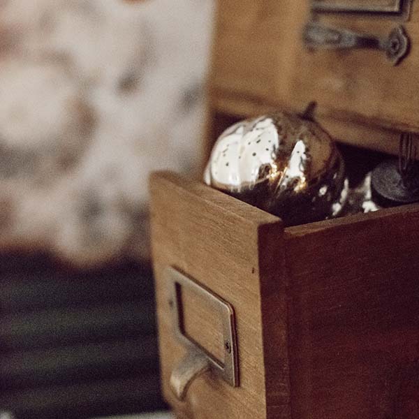 Avelena | Alte Apotheker Schrank mit Raum