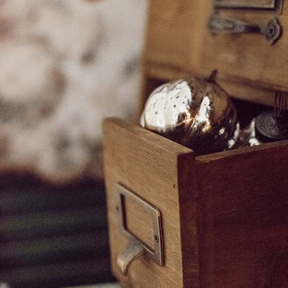 Avelena | Alte Apotheker Schrank mit Raum