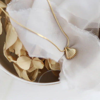 Avelena | Gold Saint James Shell Flower Necklace Lilac
