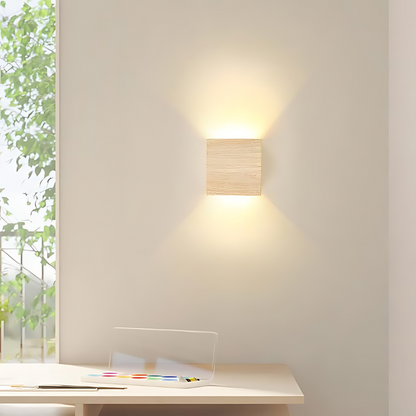 Avelena | NordiLume | Skandinavische quadratische Holz-Wandleuchte