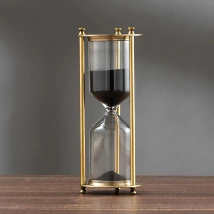 Avelena | Antike Sanduhr aus Messing mit violettem Sand