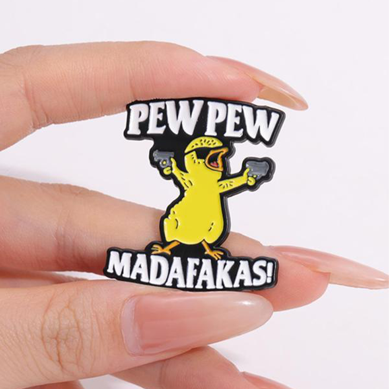 Avelena | Brief & Cartoon-Ente Design Brosche