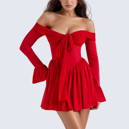 Rotes, schulterfreies, ausgestelltes Kleid