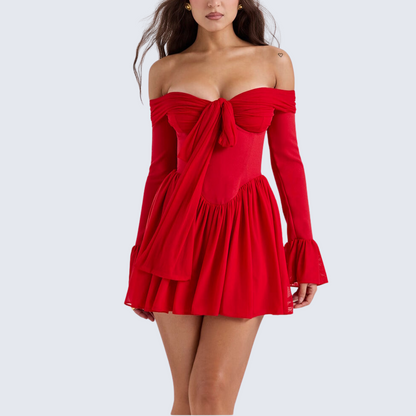 Rotes, schulterfreies, ausgestelltes Kleid