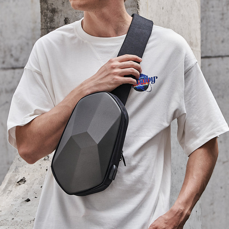 Avelena | Diebstahlschutz, Wasserdicht, Antikollisions-Brusttasche, mit geometrischer 3D-Schale, seitlichem USB-Anschluss, hochwertigem Schutz, mehrlagiger Partition-Speicher, für Reisen, Ausflüge, Einkaufen und mehr