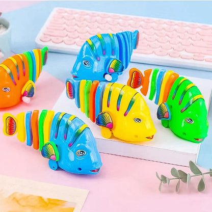 Avelena | Kugel und schwingende Cartoon-Fischspielzeuge (Zufällige Farbe)